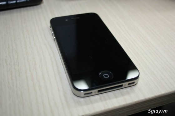 Iphone4 black 32GB 98% đang chạy IOS 5.0.1 gia 3tr8 con fix cho a e nao thien chi mua - 1