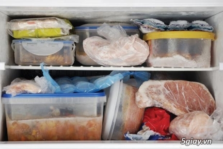 Thức ăn bị chất chật trong tủ lạnh khiến luồng khí lạnh không thể lưu thông