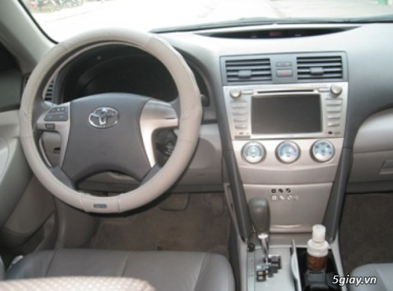 xe Toyota Camry màu bạc - 2