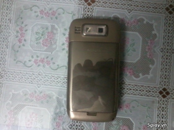 Thanh lý Nokia E72 vàng đồng và Samsung Galaxy Y - 1