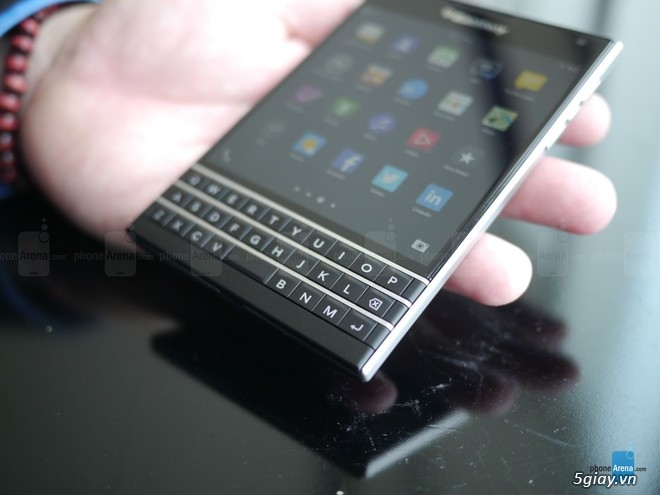 Ảnh thực tế smartphone dáng lạ BlackBerry Passport - 27059