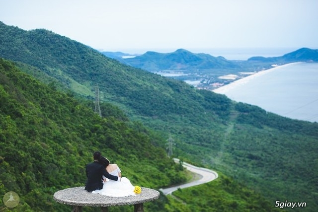 Cặp đôi hoàn cảnh, chụp ảnh trên đỉnh Hải Vân - 25993