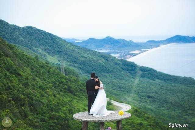 Cặp đôi hoàn cảnh, chụp ảnh trên đỉnh Hải Vân - 25994