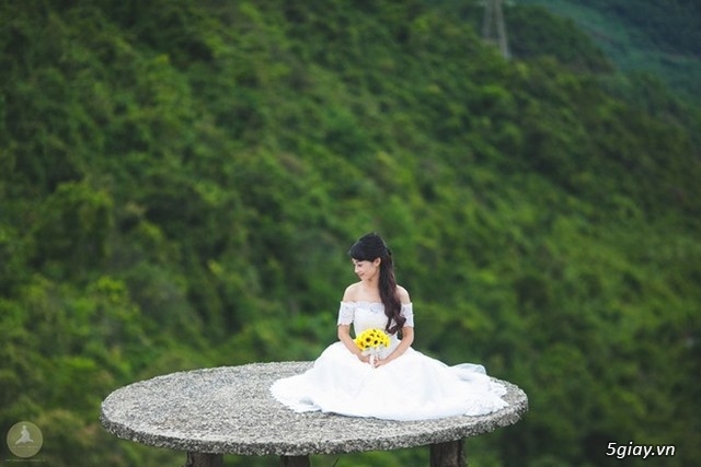 Cặp đôi hoàn cảnh, chụp ảnh trên đỉnh Hải Vân - 25995