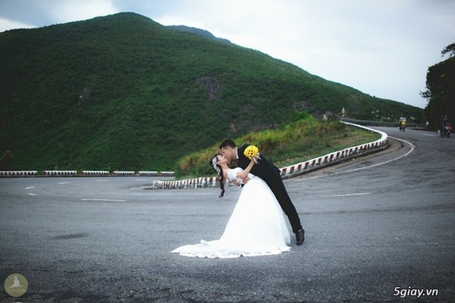 Cặp đôi hoàn cảnh, chụp ảnh trên đỉnh Hải Vân - 25997