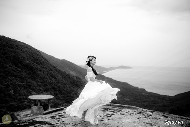 Cặp đôi hoàn cảnh, chụp ảnh trên đỉnh Hải Vân - 25999