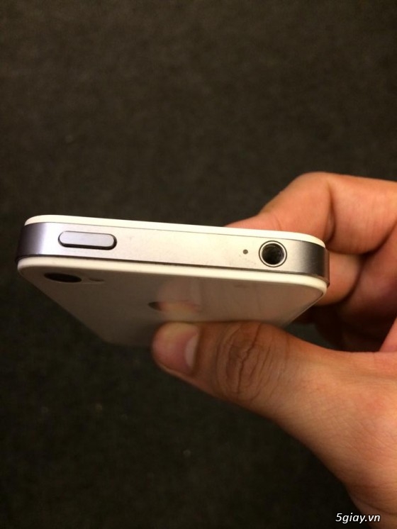 Cần bán iphone 4s màu trắng 32gb 98% máy quốc tế , giá của em nó là 5 triệu 8