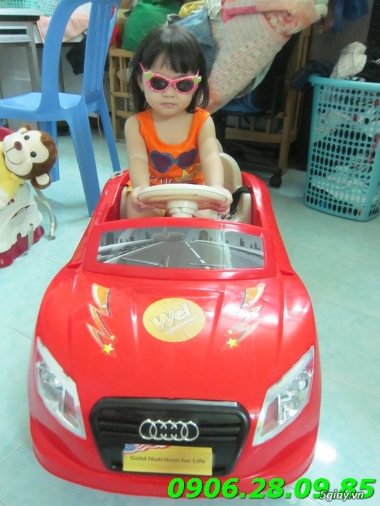Xe ôtô tự lái hoặc điều khiển từ xa cho bé dưới 30kg giá rẻ.