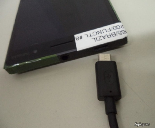 Lumia 830 rò rỉ ảnh với khung kim loại, cụm camera lớn - 31146