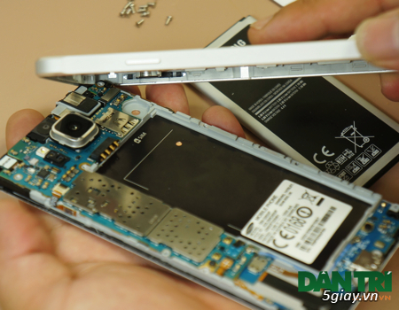 Tháo rời chiếc điện thoại Galaxy Alpha đầu tiên tại Việt Nam - 29973