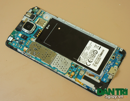 Tháo rời chiếc điện thoại Galaxy Alpha đầu tiên tại Việt Nam - 29974