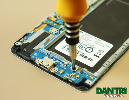 Tháo rời chiếc điện thoại Galaxy Alpha đầu tiên tại Việt Nam - 29975