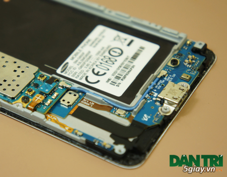 Tháo rời chiếc điện thoại Galaxy Alpha đầu tiên tại Việt Nam - 29976