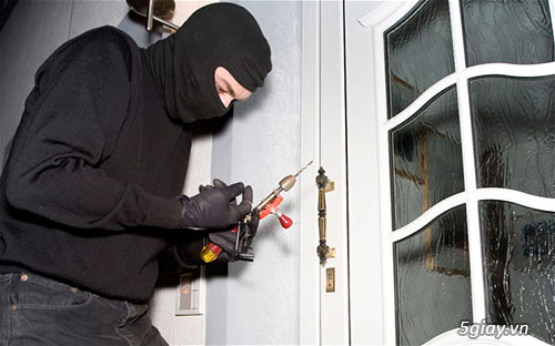 Trộm Iphone 5S trong...trại giam Bộ Công an - 30938