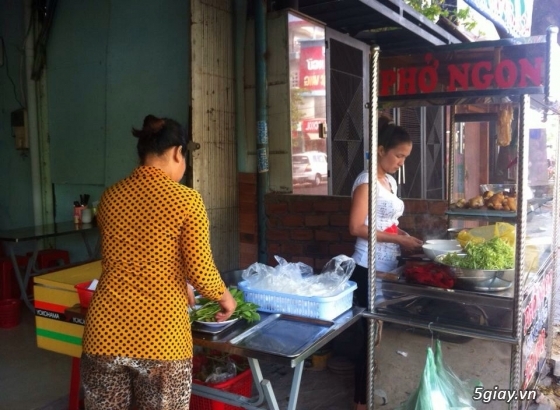 Sắp xuất cảnh. Sang quán ăn gấp