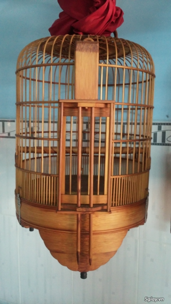 Nghịch cảnh: Khi nhà băng đi bán gà, thanh lý quần áo cũ...