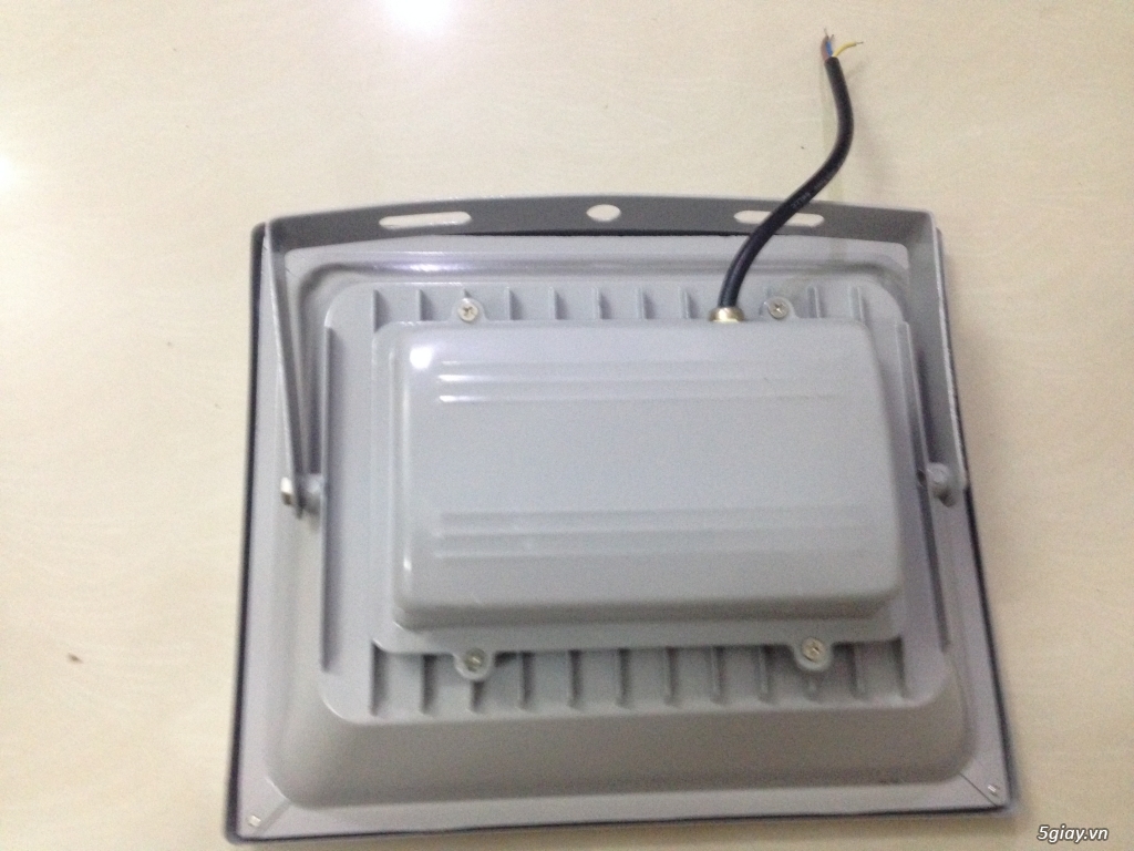 Ban den pha led sieu sang gia re - 4