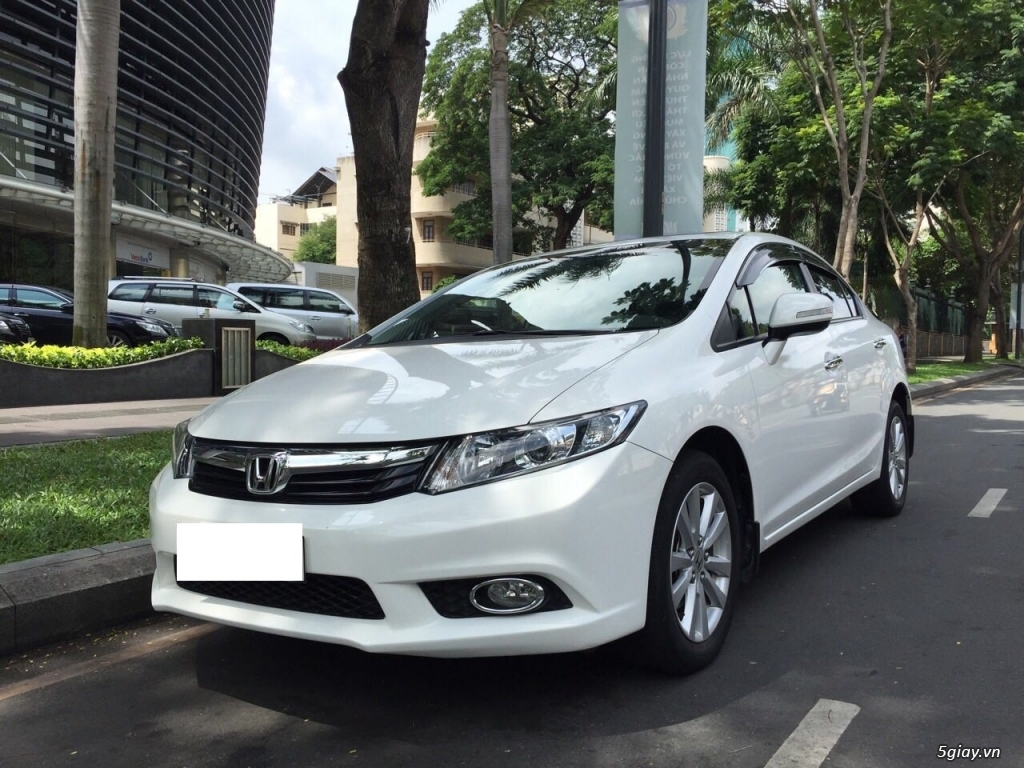 Cần bán Honda Civic 2.0AT, sx 2013, màu trắng edition, xe còn rất mới...