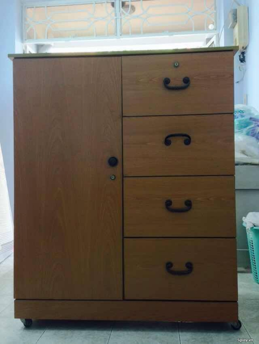 Cần thanh lý comboo nội thất bao gồm Tủ quần áo và bàn làm việc - mới 90%