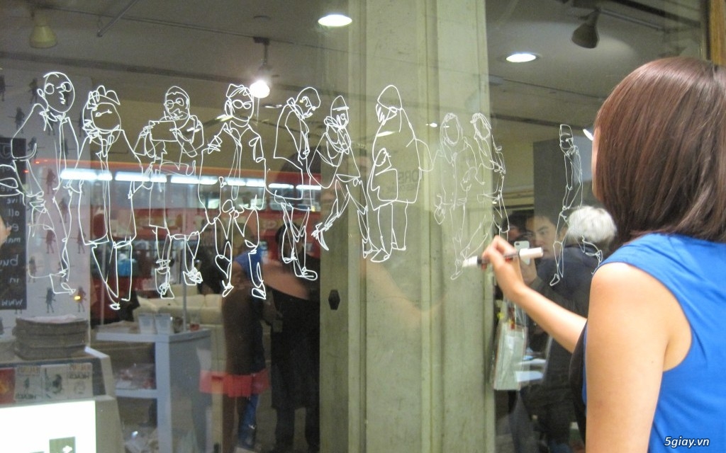 Tự trang trí shop, cửa hàng, cafe mùa Halloween bằng bút vẽ kính