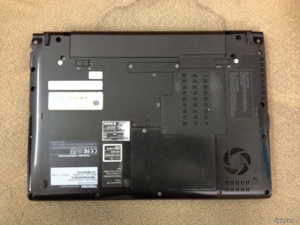 Toshiba R700 Màn hình 13.3 màu đen nhỏ gọn
