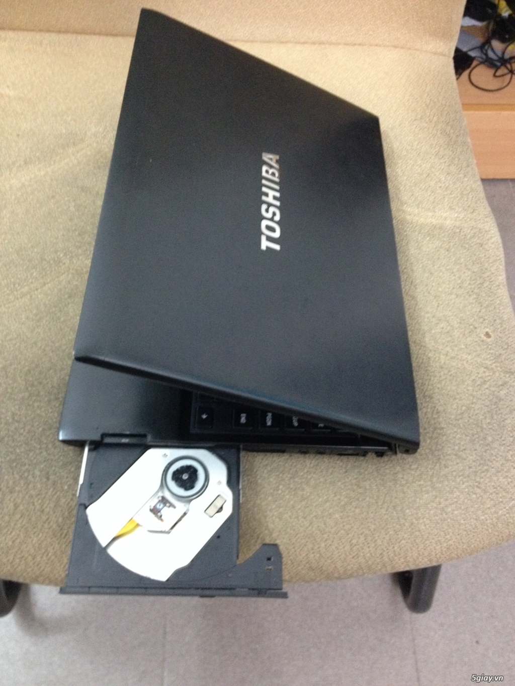 Toshiba R700 Màn hình 13.3 màu đen nhỏ gọn - 1