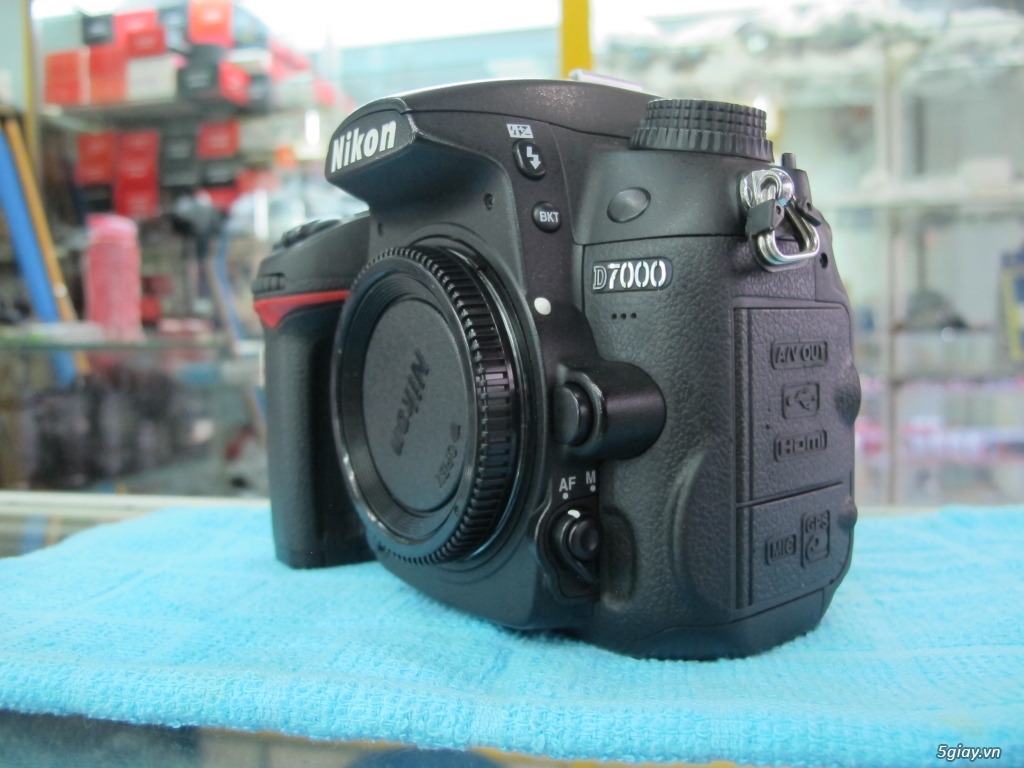 Nikon D7000 hàng xách tay mỹ mới trên 98%. Fullbox phụ kiện đầy đủ zin(pin,sạc, dây đeo). 3,2K shot.