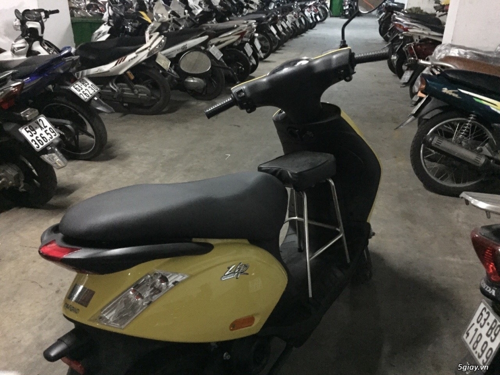 Cần bán xe Piaggo Zip màu vàng mới