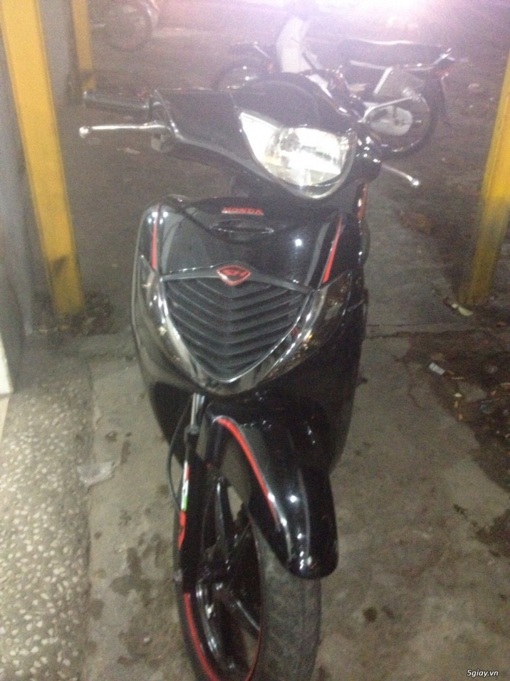 Nhà có xe honda SHi nhập màu đen ngay chủ cần bán