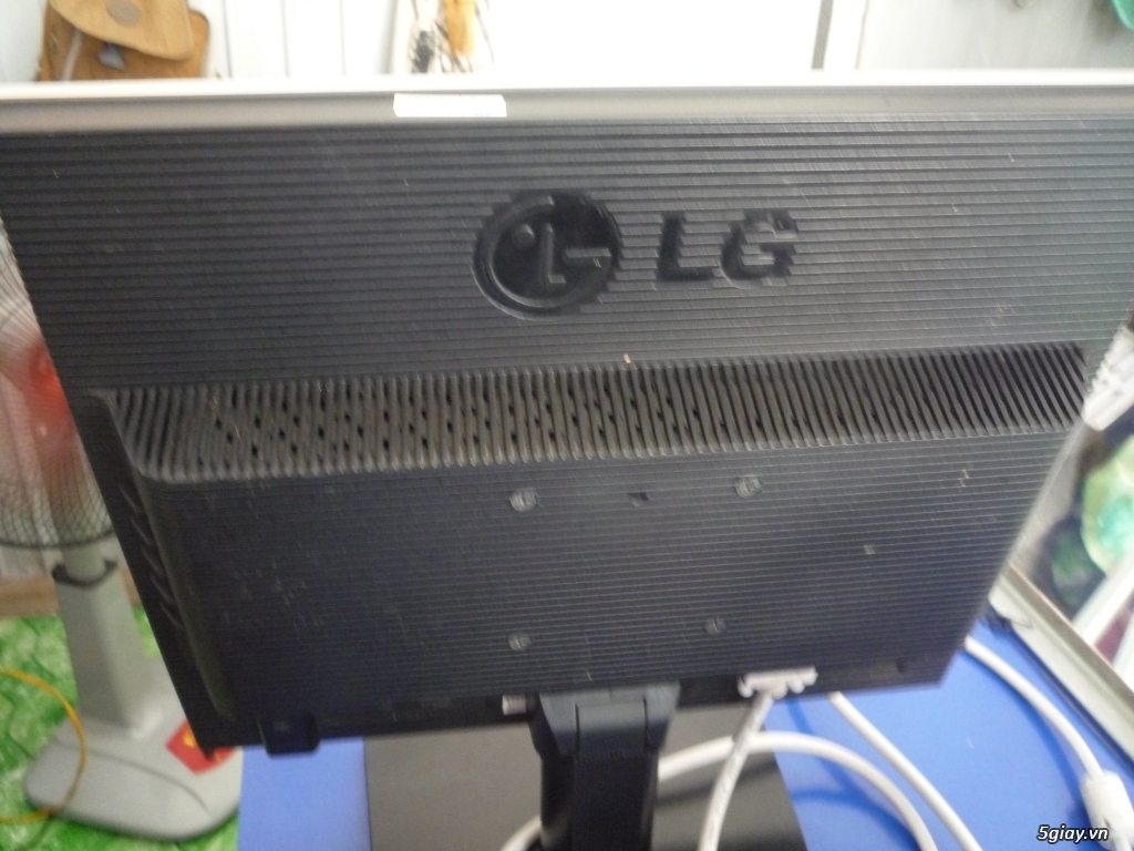 Cần bán LCD LG vuông 17 - 2