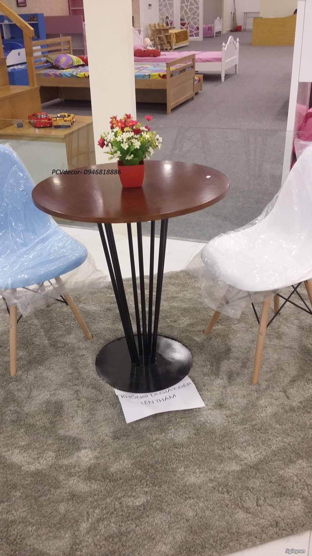 Bàn tròn chân cao