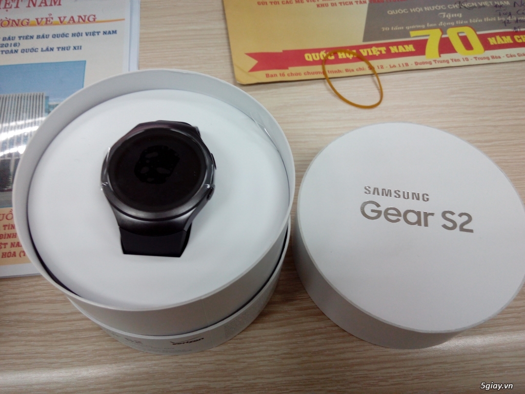 Hàng Mỹ về ăn tết: Đồng hồ Samsung Gear S2 và Pepple Time