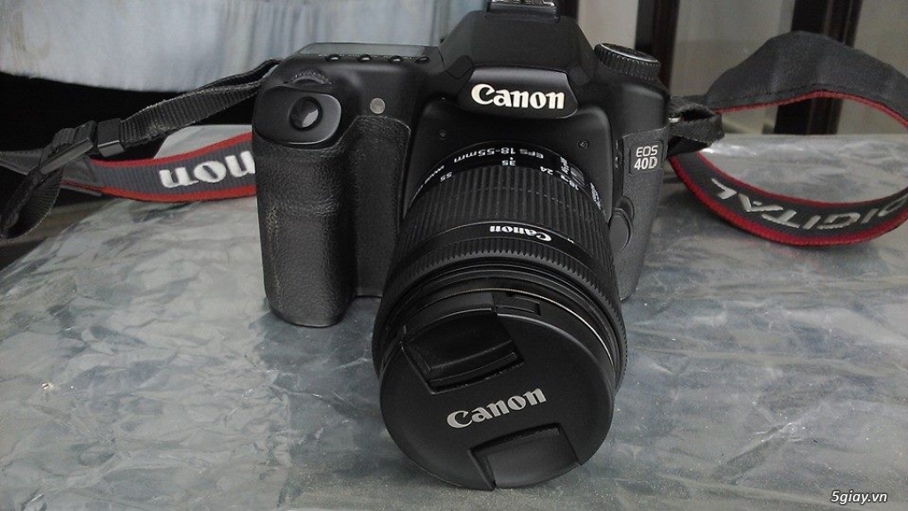 Canon 40D có phụ kiện
