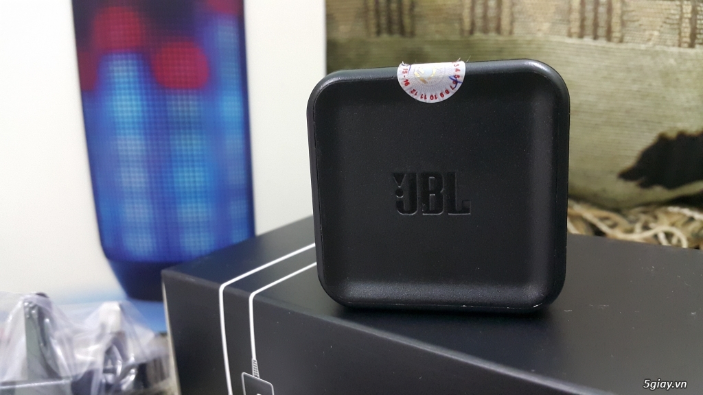 ít sử dụng nên bán Loa JBL Pulse mới 99% , còn đầy đủ phụ kiện , full box , hàng chính hãng JBL - 6