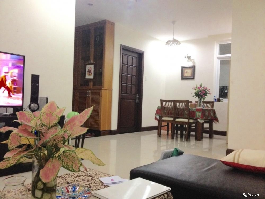 Bán gấp căn hộ Him Lam Riverside 96 m2, tầng cao, view hồ bơi.