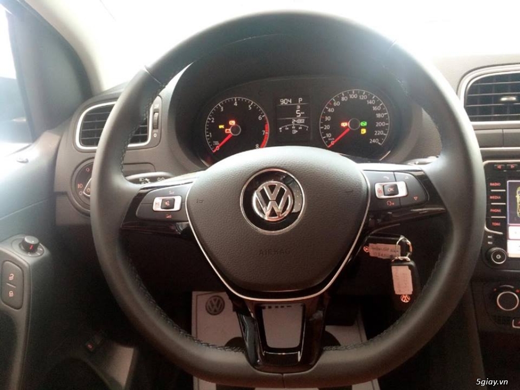 POLO SEDAN 2015 - 1