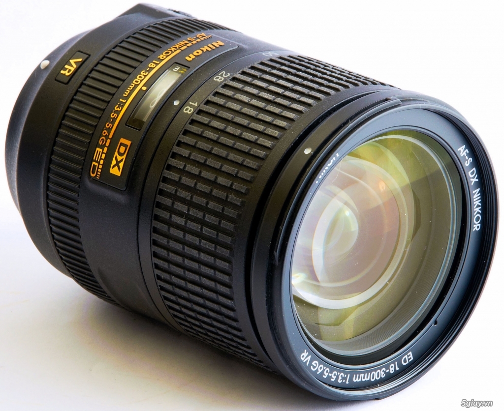 Nikon D5500 + Lens AF-S DX Nikkor 18-105mm f/3.5-5.6G ED VR - 1