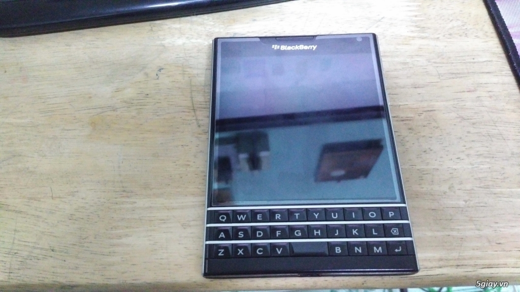 Blackberry Passport fullbox 99% và HTC M9 - 1