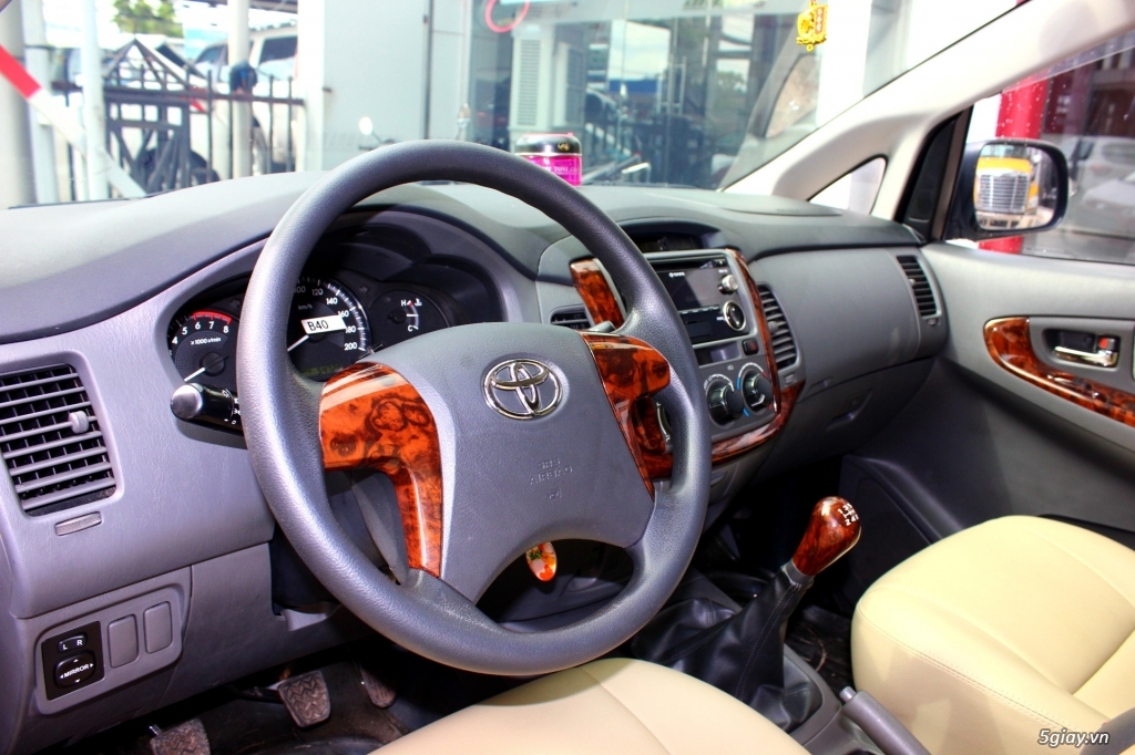 Bán Toyota INNOVA 2.0E màu nâu hồng 2014 biển SG - 7