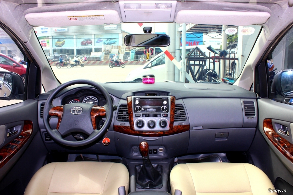 Bán Toyota INNOVA 2.0E màu nâu hồng 2014 biển SG - 8