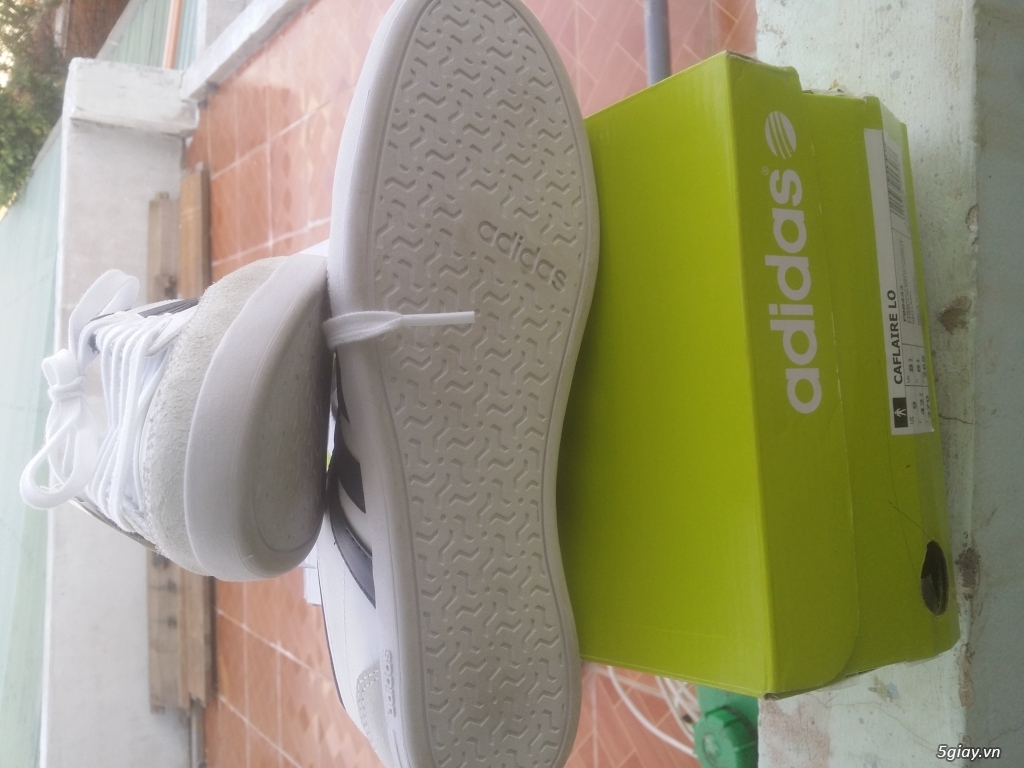 Cần ra đi đôi adidas caflaire giá sinh viên