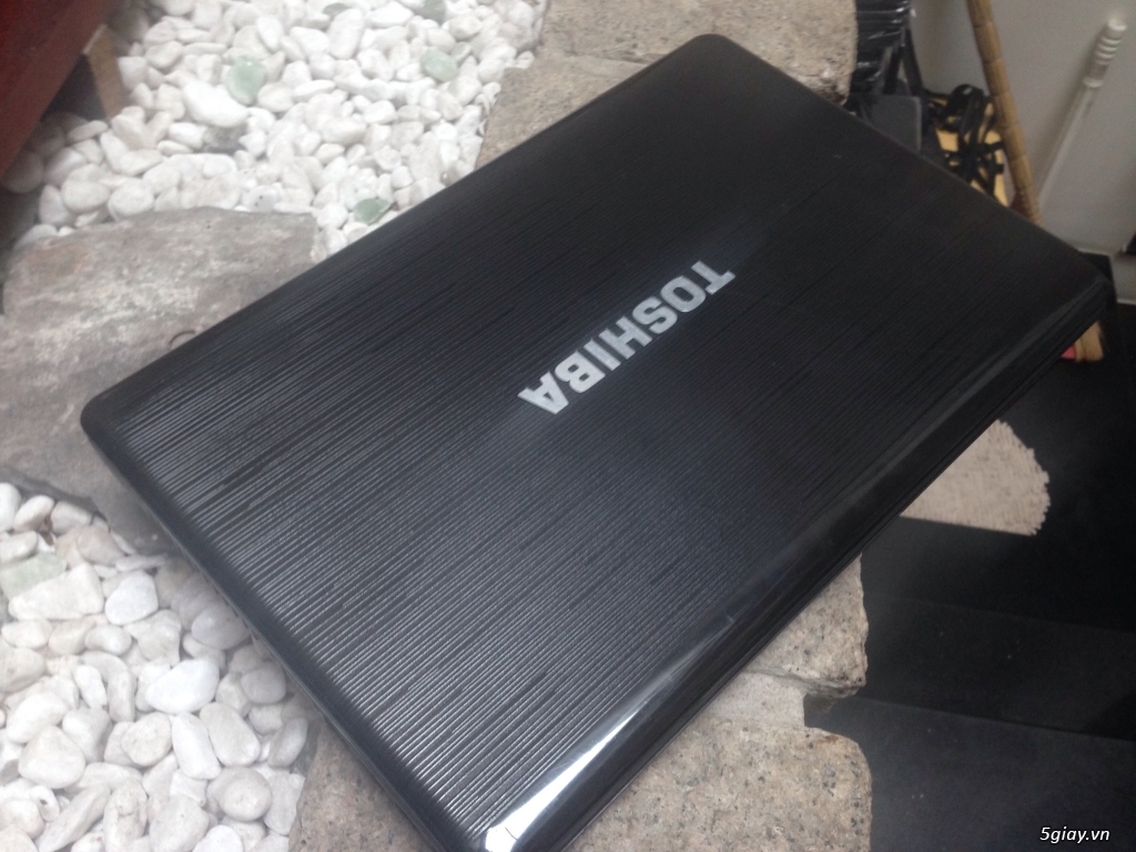 Toshiba xt Mỹ.vân giả gỗ cực đẹp,mới 99%.Core i5 TH2.ram 4gb.HDD 320gb.có phím số - 4