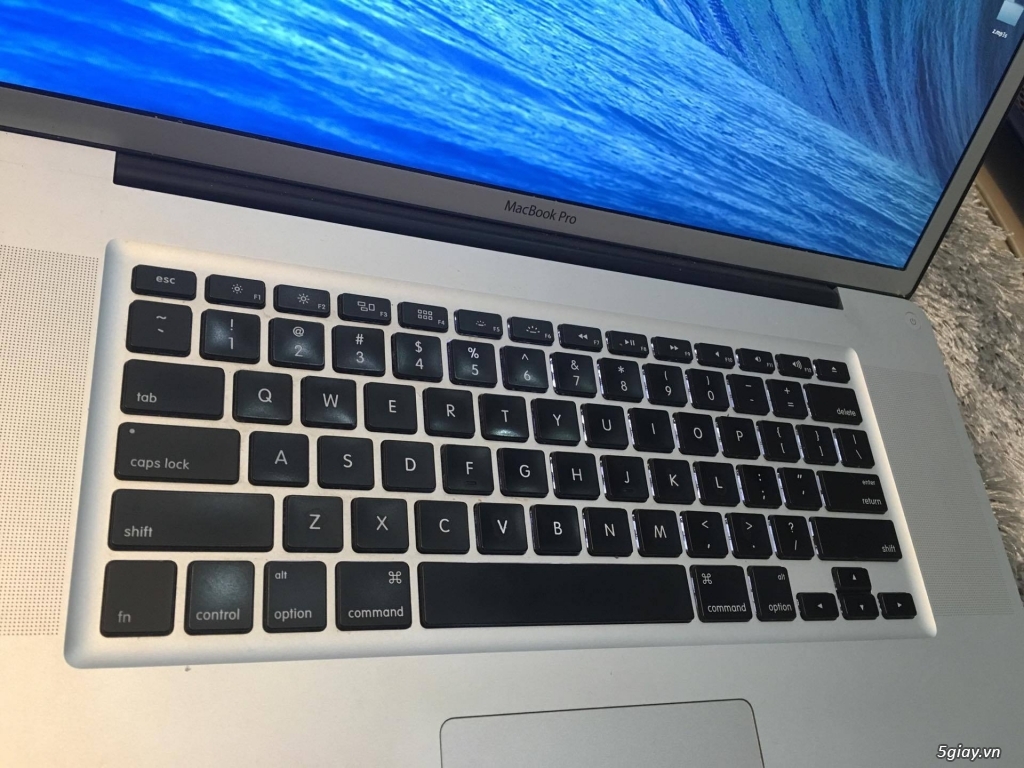 Macbook Pro 17 Inch. Khủng long đời cuối, ram 16g - 6