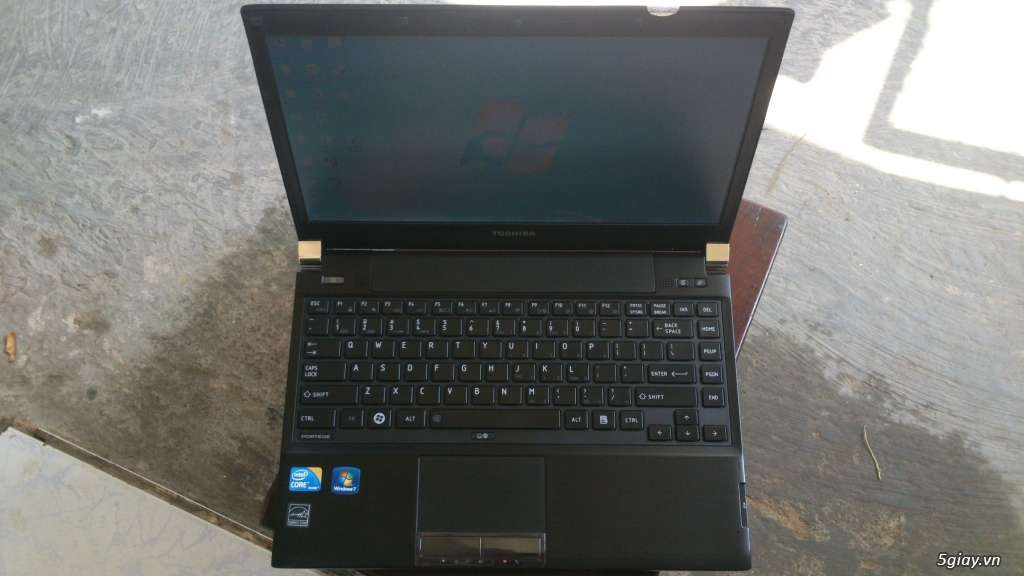 Q9, Bán laptop toshiba portege R700 i5 zin còn mới!!
