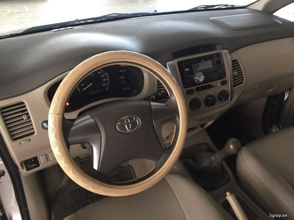 Nhà mình cần bán xe Toyota Innova 2.0E 2014 đk 2015 màu bạc số sàn - 3