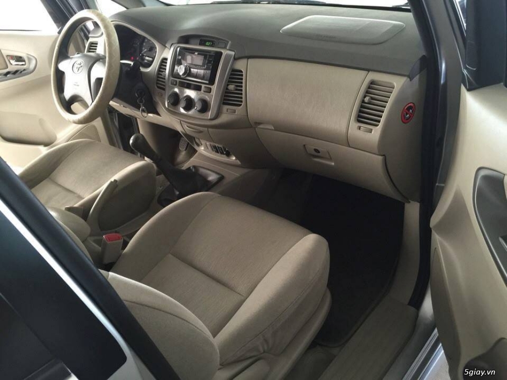 Nhà mình cần bán xe Toyota Innova 2.0E 2014 đk 2015 màu bạc số sàn - 4