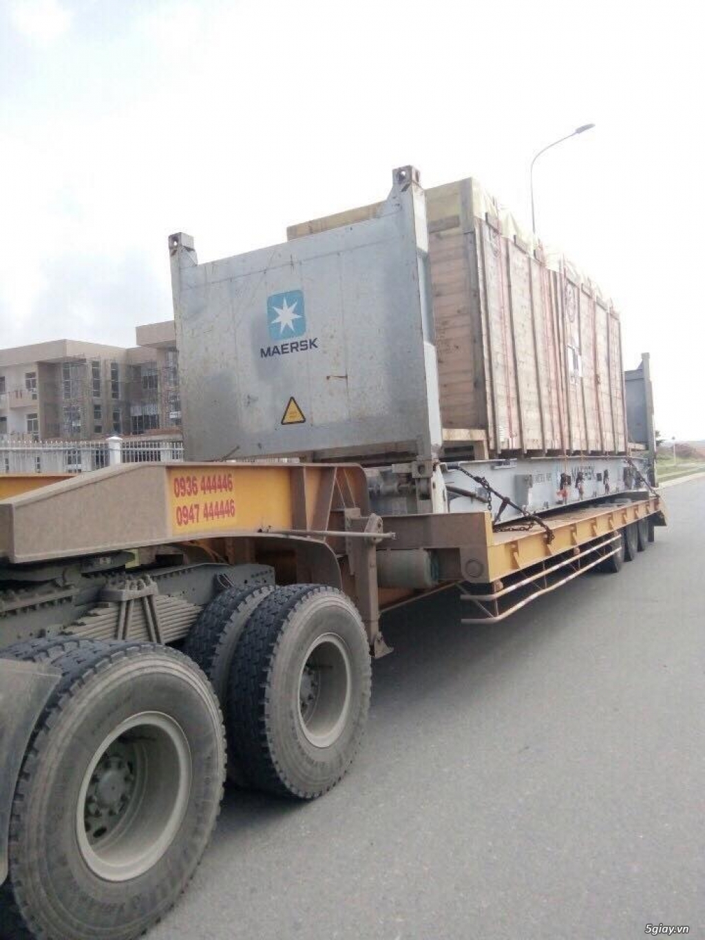 Chuyên vận chuyển các loại:	 + Máy xúc lật, máy đào, máy lu, máy ủi, máy bang, máy cẩu, máy khoan + - 1