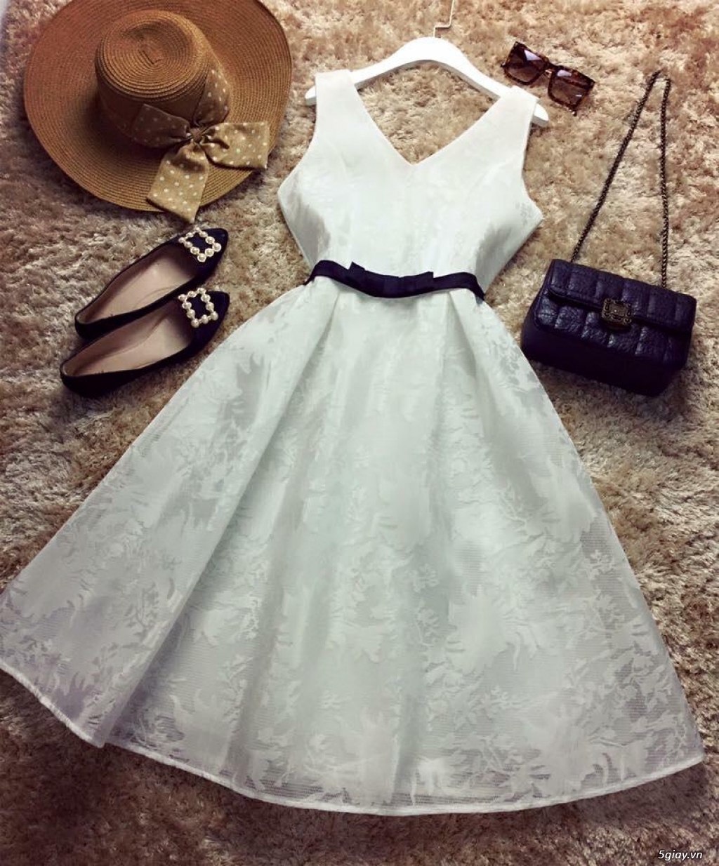 Đầm ren xốp eo đen 310k