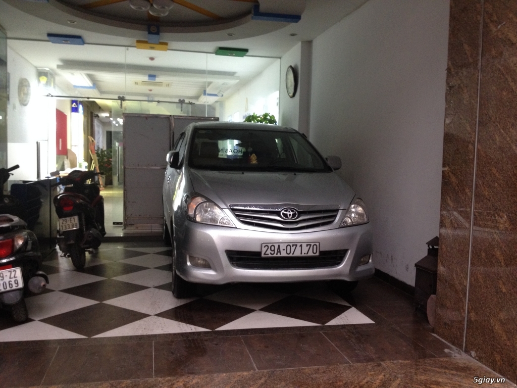 Cần bán xe Toyota Innova 8 chỗ đời 2011 chính hãng, biển Hà Nội - 3
