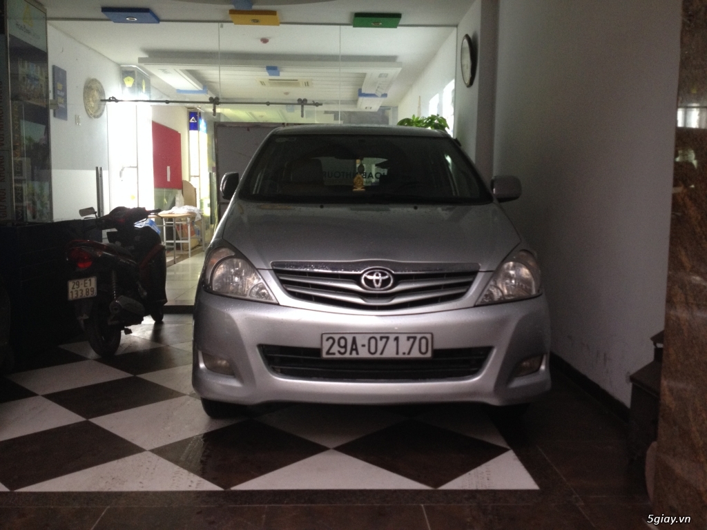Cần bán xe Toyota Innova 8 chỗ đời 2011 chính hãng, biển Hà Nội